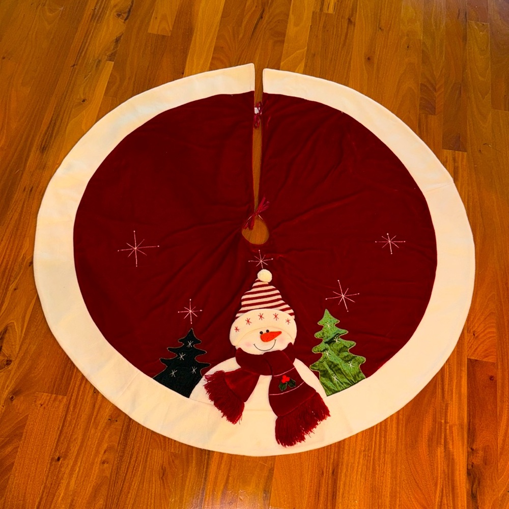 Trim A Home 48" Christmas Tree Skirt Dark Red with Large Snowman Head  3D Look